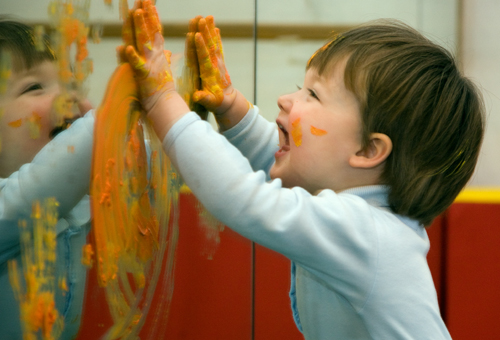 Malen Mit Kleinkindern Tipps Fur Farben Und Das Bunte Drumherum